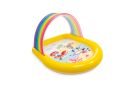 Regenboog zwembad met watersproeiers